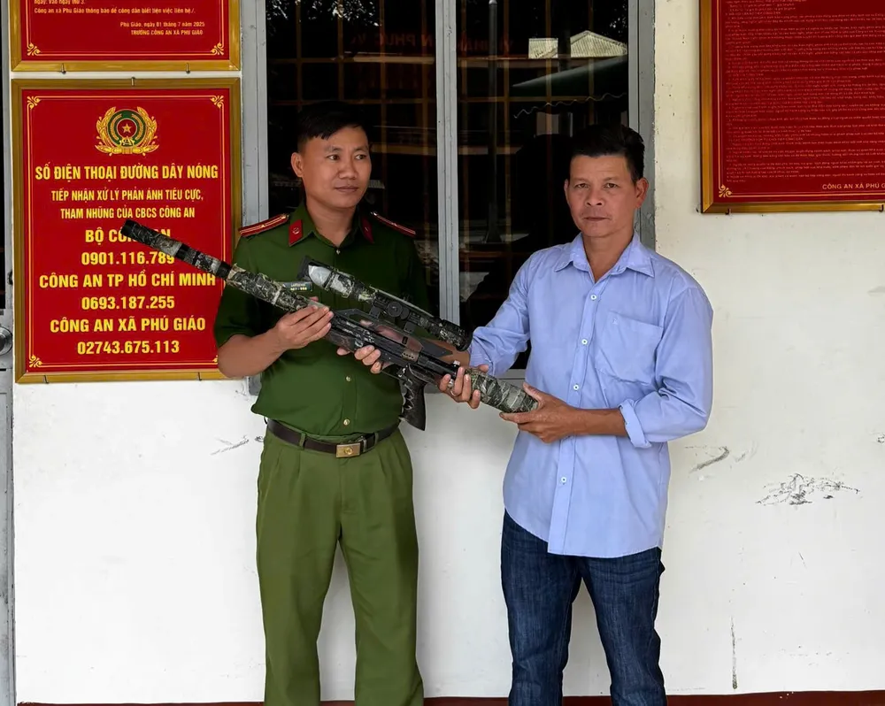 Anh Nhàn mang khẩu súng bắn chim đến Công an xã Phú Giáo giao nộp NỘP VŨ KHÍ (22-10) OK .jpg