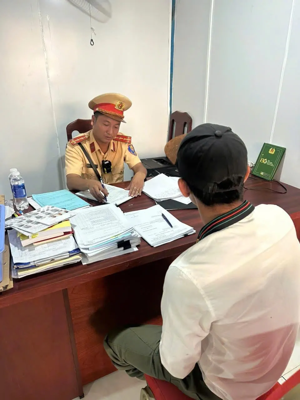 CSGT làm việc với anh V IMG_4566.jpeg