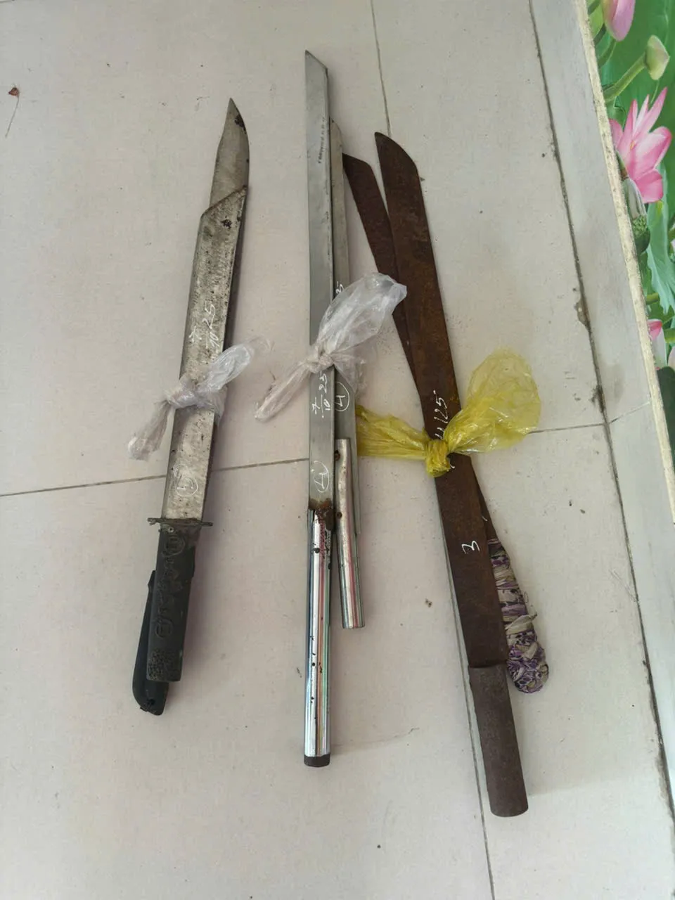 Mã tấu, dao tự chế do chủ nhà trọ giao nộp công an phường MA TẤU (23-10).jpg