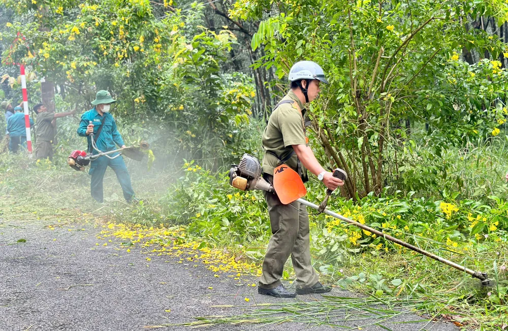 Cán bộ, chiến sĩ phát quang bụi rậm, làm đẹp đường giao thông nông thôn vệ sinh môi trường 2.jpg