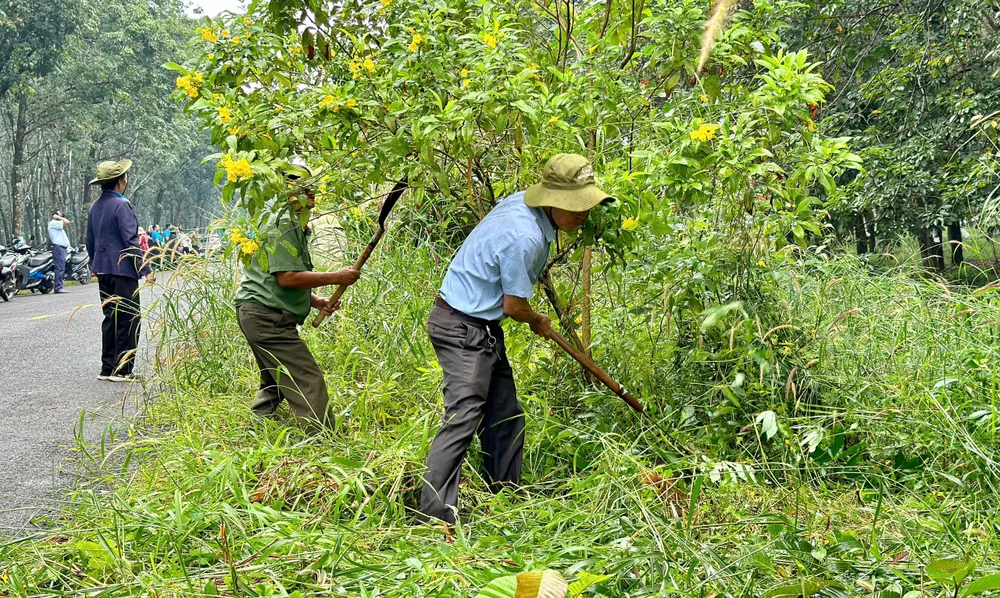 Các lực lượng phối hợp ra quân dọn dẹp vệ sinh môi trường ve sinh PHƯỚC HÒA.jpg