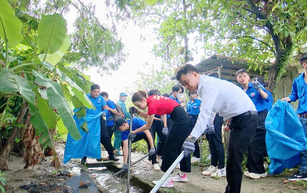 Các bạn trẻ vớt rác, khơi thông dòng chảy mương thủy lợi ở phường Tân Uyên ra quân 2.jpg