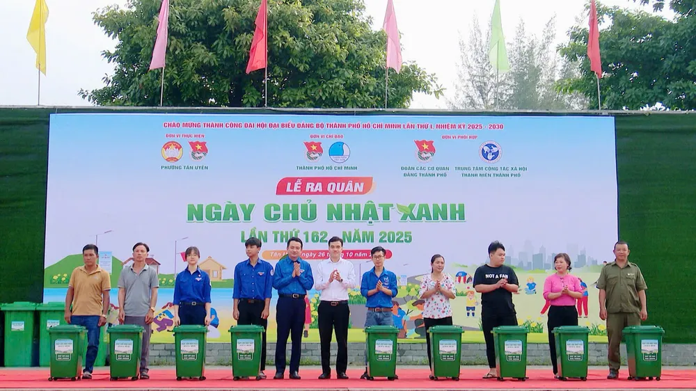Tặng thùng rác cho người dân và các trường học, góp phần bảo vệ môi trường ra quân 3.jpg