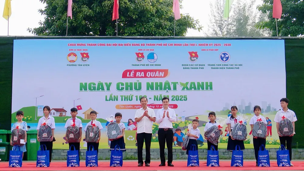 Ban tổ chức tặng quà cho các em học sinh vượt khó học giỏi ra quân 4.jpg