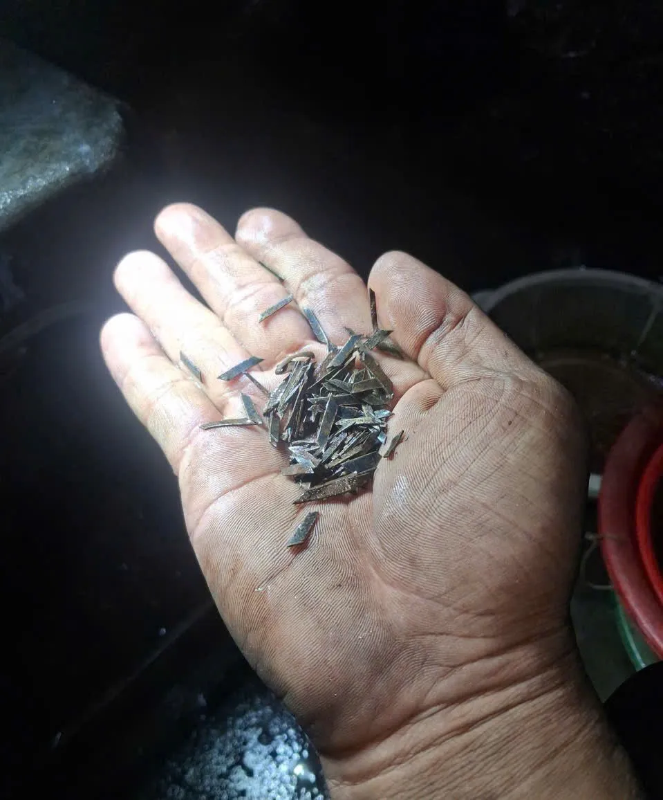 Nhiều miếng thép hình thoi sắc nhọn bị rải trên mặt đường Quốc lộ 1K RAI DINH 2.jpg