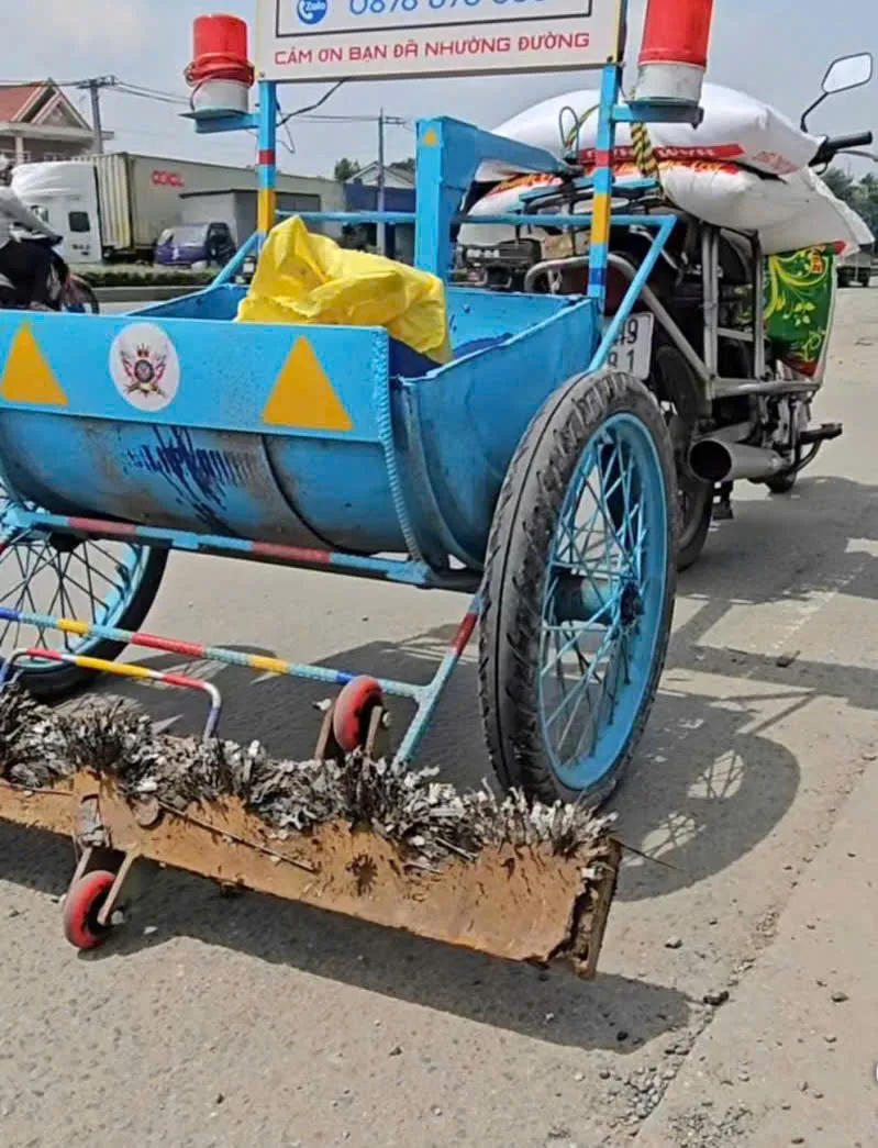 Hút đinh trên đường RAO DINH 3.jpg