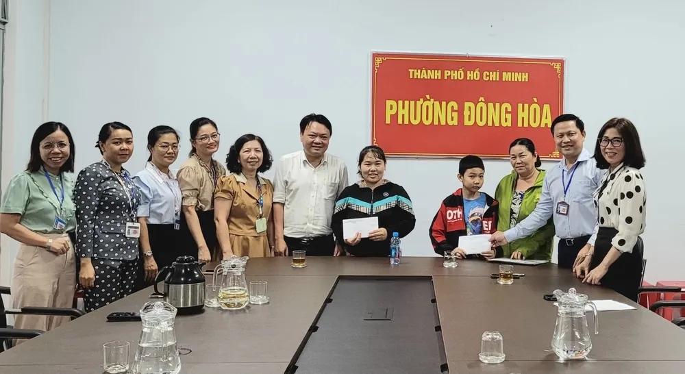Lãnh đạo phường Đông Hòa trao quà hỗ trợ 2 trường hợp z7164906635211_b78cb3b971eef9cd0980a78e8058cc3a.jpg