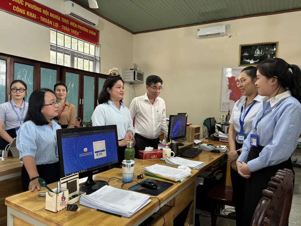 Grupo de trabajo de encuestas en el Centro de Servicios de Administración Pública del distrito de Binh Co BINH CO 1.jpg