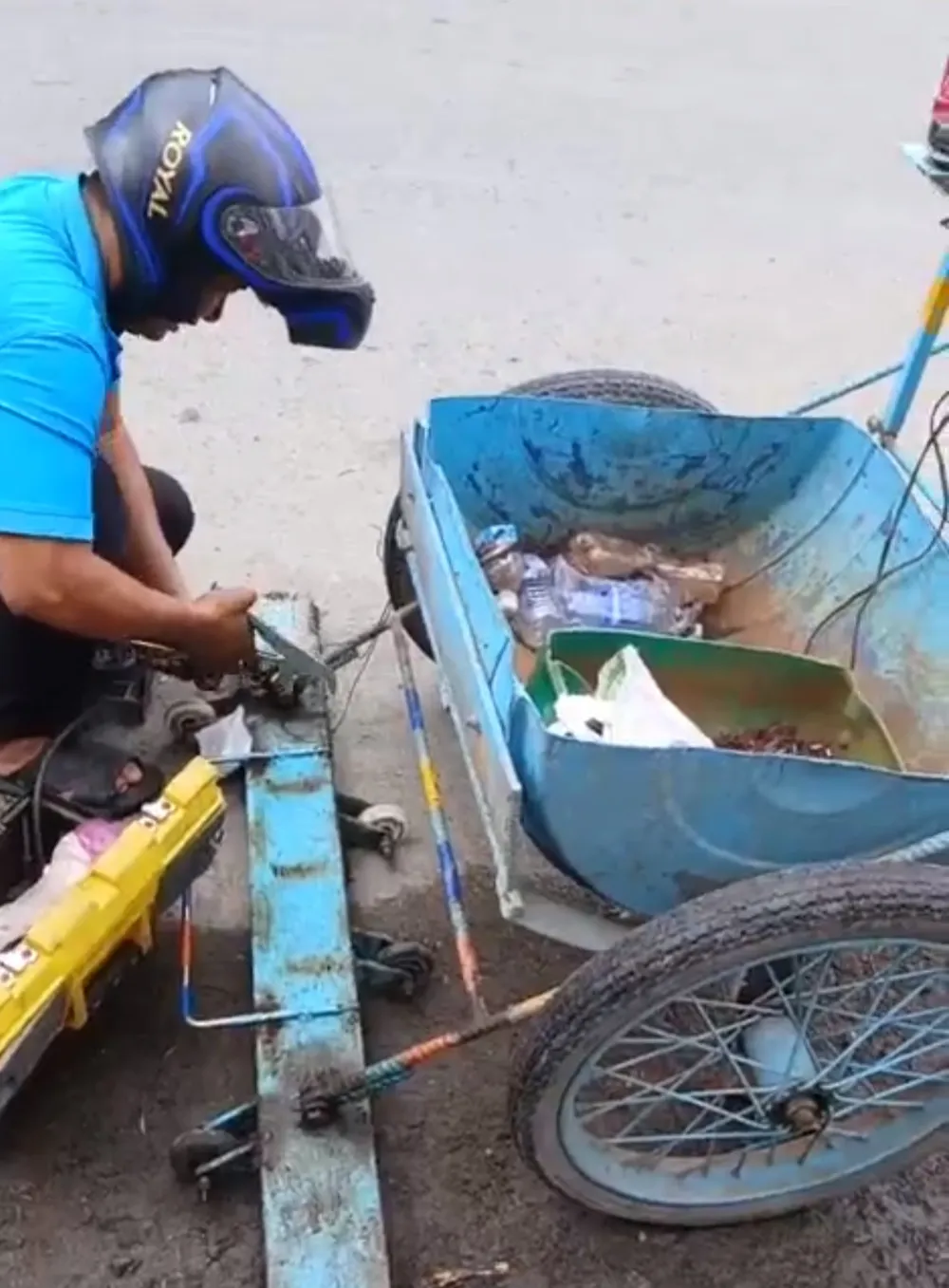 Nhóm thiện nguyện hút đinh trên Quốc lộ 1A vào sáng 29- 10 HUT DINH.jpg