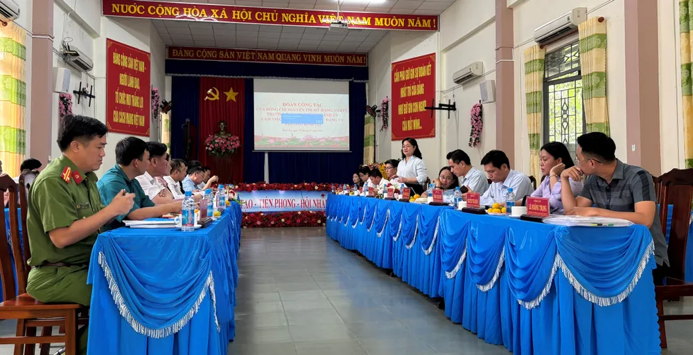 Escena de sesión de trabajo quang canh 29-10 .jpg