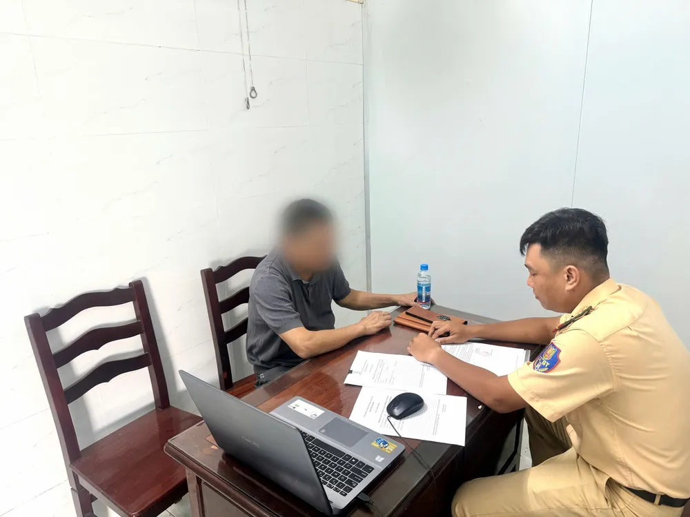 Cảnh sát giao thông làm việc với ông H. vì chạy xe ngược chiều chạy xe ngược chiều (31-10).jpg