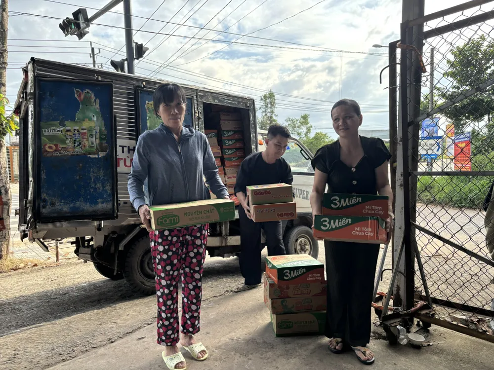 Những nữ công nhân tình nguyện tham gia vận chuyển hàng cứu trợ