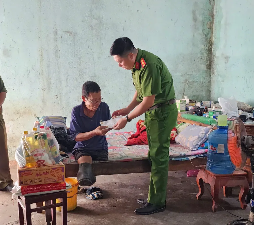 TANG QUA ONG HIEU (PG) .jpg