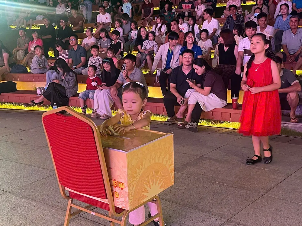 VĂN NGHE UNG HO 1.jpg