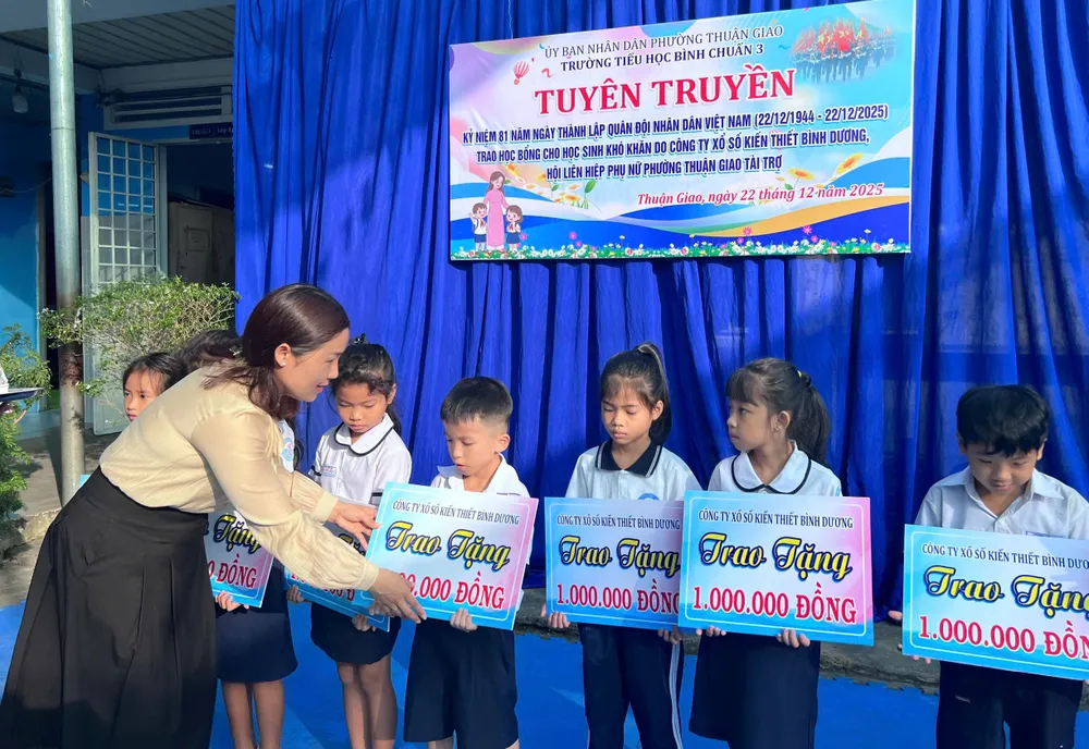 Đại diện Hội LHPN phường Thuận Giao trao học bổng cho học sinh