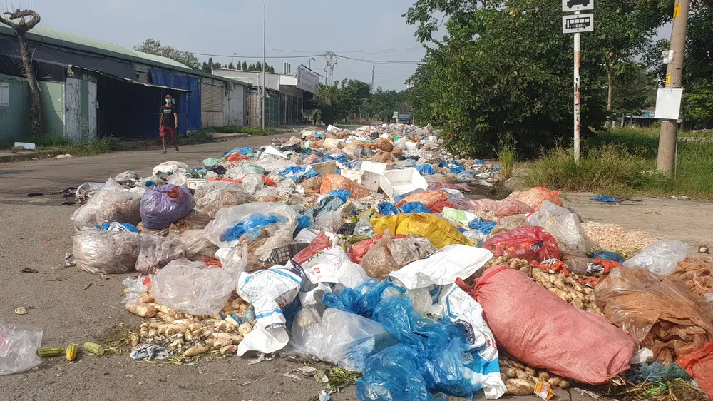 Rác thải “bủa vây” chợ đầu mối Hóc Môn ảnh 1 Rác thải “bủa vây” chợ đầu mối Hóc Môn ảnh 1