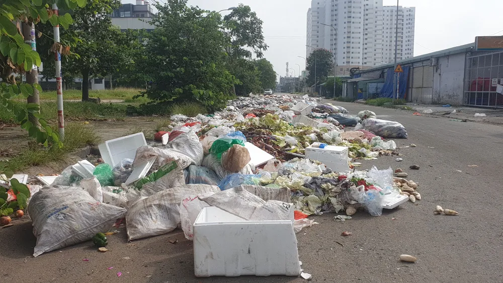 Rác thải “bủa vây” chợ đầu mối Hóc Môn ảnh 2 Rác thải “bủa vây” chợ đầu mối Hóc Môn ảnh 2