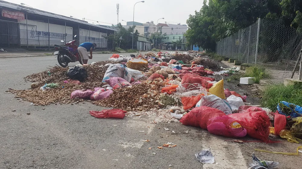 Rác thải “bủa vây” chợ đầu mối Hóc Môn ảnh 3 Rác thải “bủa vây” chợ đầu mối Hóc Môn ảnh 3