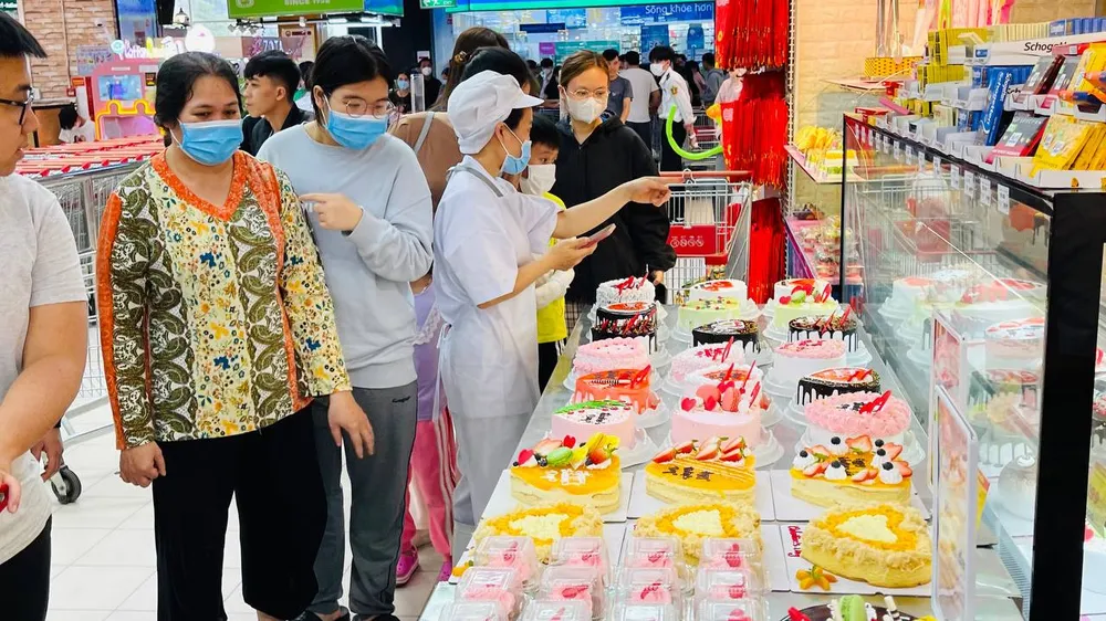 Khách hàng chọn mua quà Valentine-14-2 tại siêu thị GO! Khách hàng chọn mua quà Valentine-14-2 tại siêu thị GO!