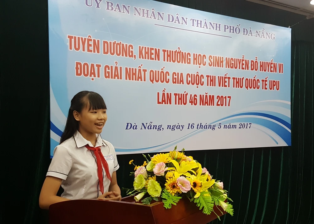 Em Nguyễn Đỗ Huyền Vi chia sẻ suy nghĩ khi viết bức thư đoạt giải nhất quốc gia UPU. Ảnh: NGUYÊN KHÔI