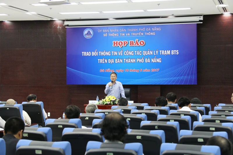 Ông Nguyễn Quang Thanh, Giám đốc Sở TTTT TP Đà Nẵng trả lời các câu hỏi của báo chí Ảnh: NGUYÊN KHÔI