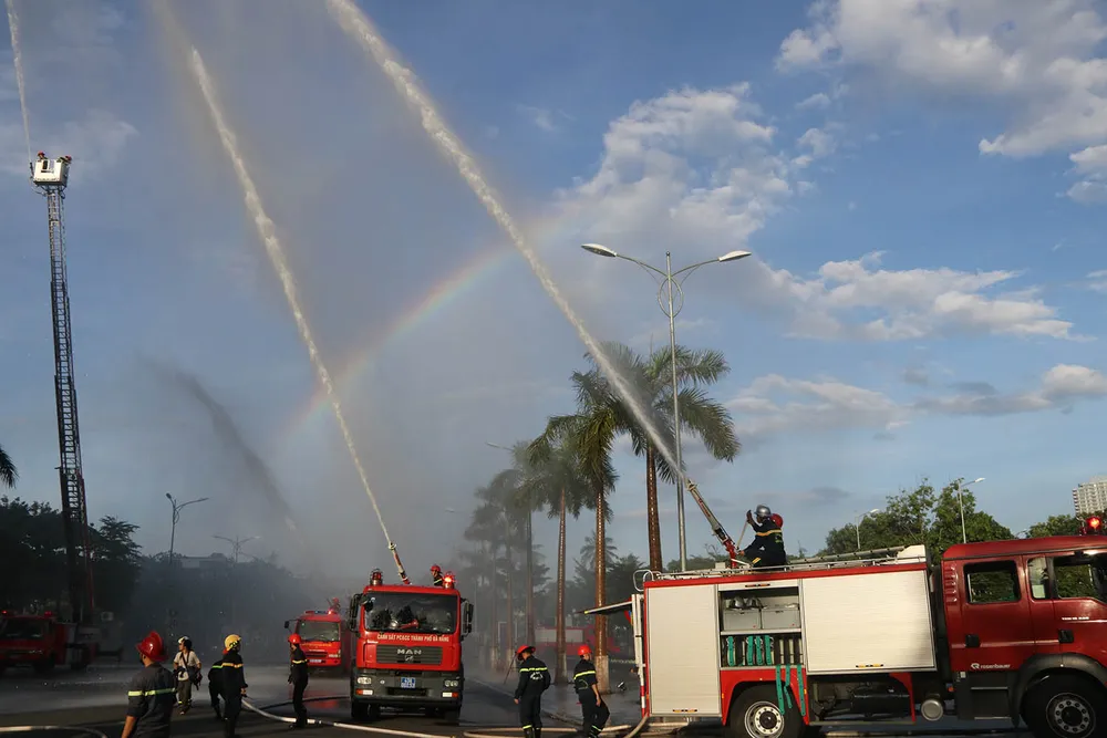 Lần đầu tiên diễn tập chữa cháy tòa nhà Trung tâm hành chính TP Đà Nẵng ảnh 10
