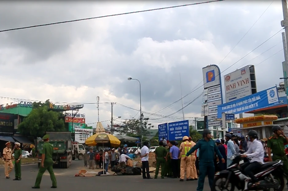 Hiện trường vụ tai nạn khiến cháu bé 10 tuổi chết thương tâm