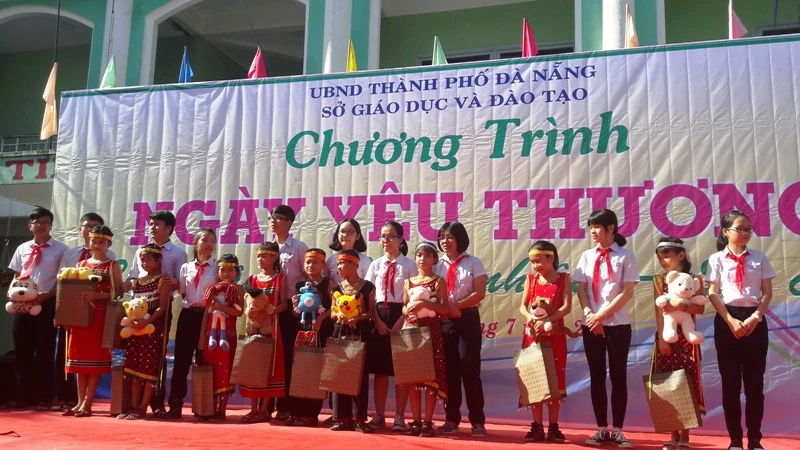 Các em học sinh các trường Trung tâm TP Đà Nẵng tặng quà cho các em học sinh ở các xã khó khăn của huyện Hoà Vang 