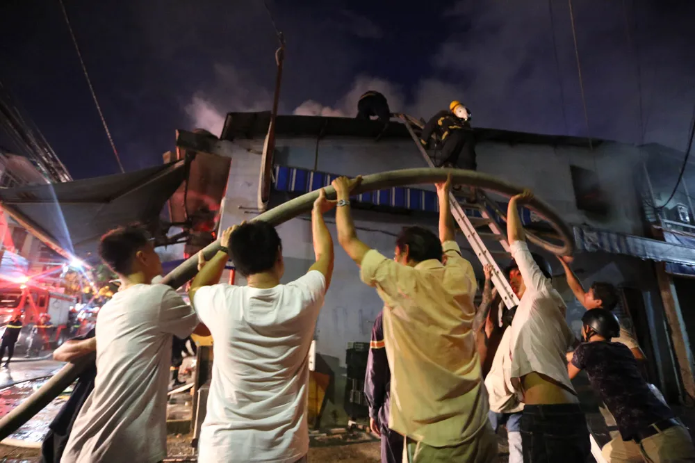 Lửa thiêu rụi một ngôi nhà trong đêm ảnh 2