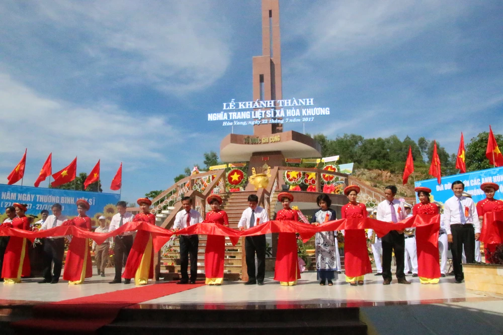 Cắt băng khánh thành công trình Nghĩa trang liệt sĩ xã Hòa Khương