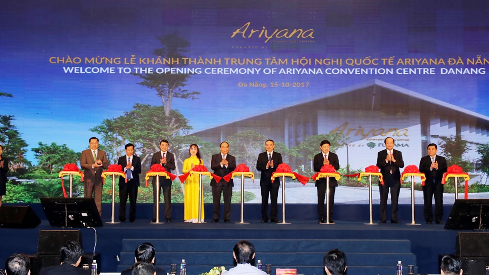 Thủ tướng Nguyễn Xuân Phúc cùng lãnh đạo TP Đà Nẵng, Tập đoàn Sovico Furama Resort Đà Nẵng cắt băng khánh thành Cung Hội nghị Quốc tế Ariyana 