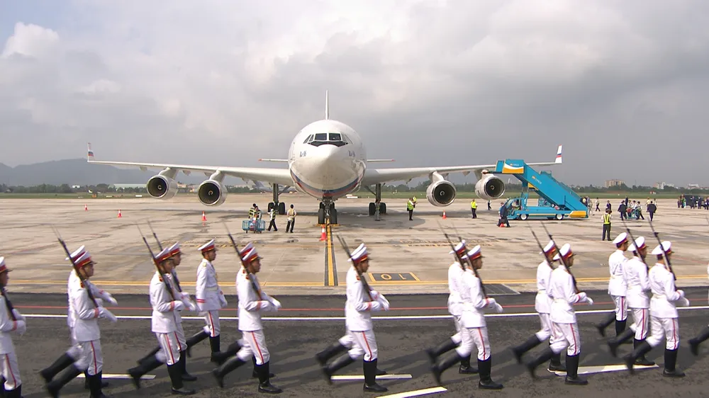 VIDEO: Hình ảnh đầu tiên của Tổng thống Vladimir Putin khi đến Đà Nẵng  ảnh 3 VIDEO: Hình ảnh đầu tiên của Tổng thống Vladimir Putin khi đến Đà Nẵng  ảnh 3