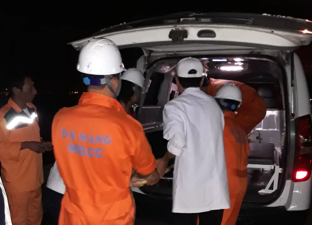 Cứu thành công thuyền trưởng đau nặng trên biển ảnh 2