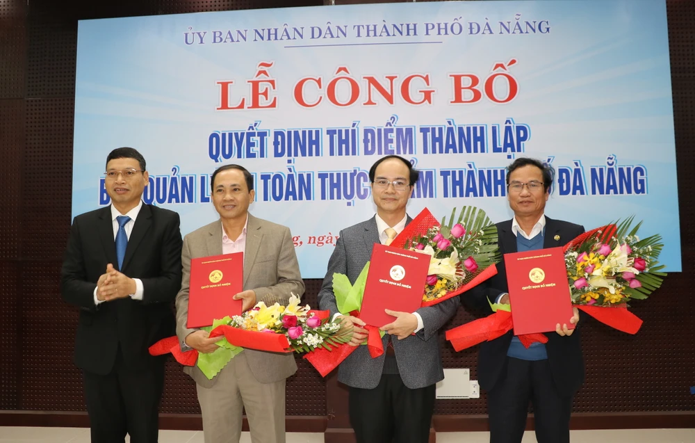 Ông Hồ Kỳ Minh, Phó Chủ tịch UBND TP Đà Nẵng trao quyết định bổ nhiệm nhân sự cho Ban quản lý An toàn thực phẩm thành phố Đà Nẵng 