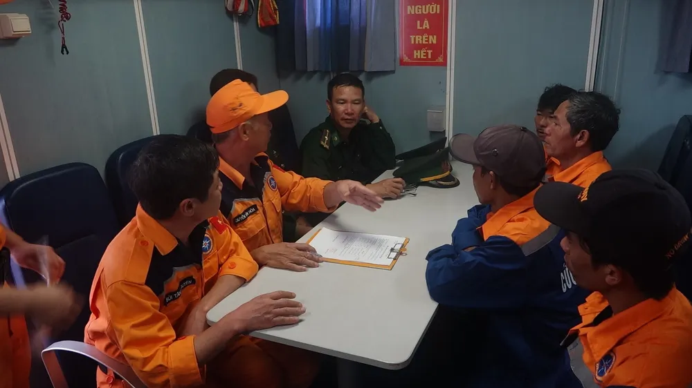 Cứu thành công 4 thuyền viên cùng tàu cá gặp nạn trên biển  ảnh 3