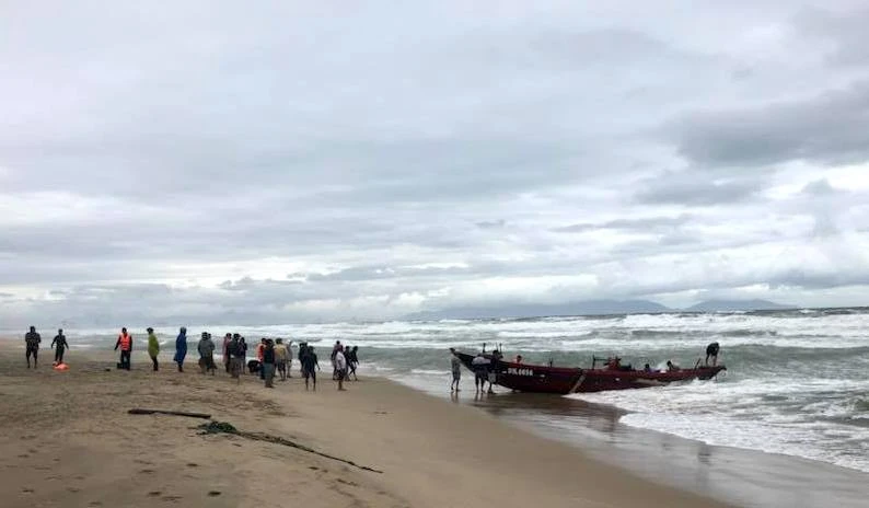 Đồn Biên phòng Cửa Đại và người dân TP An tổ chức cứu kéo các tàu cá Đà Nẵng trôi dạt trên biển 