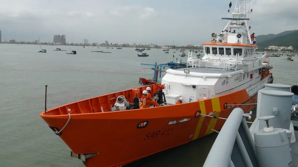 Vượt sóng cứu 11 ngư dân cùng tàu cá gặp nạn trên biển trong đêm  ảnh 2