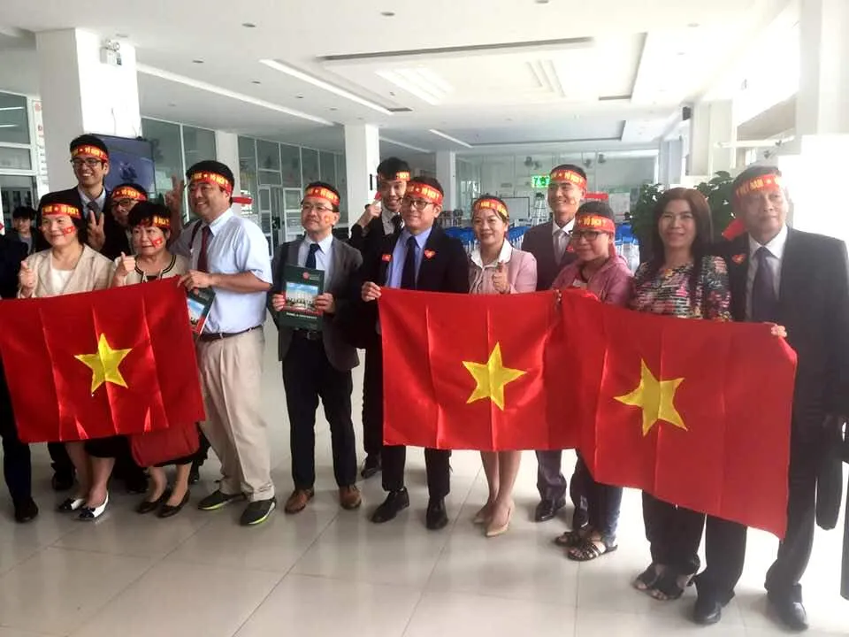 Cổ vũ bóng đá, gây quỹ hỗ trợ vé xe cho sinh viên nghèo về quê ăn tết  ảnh 3