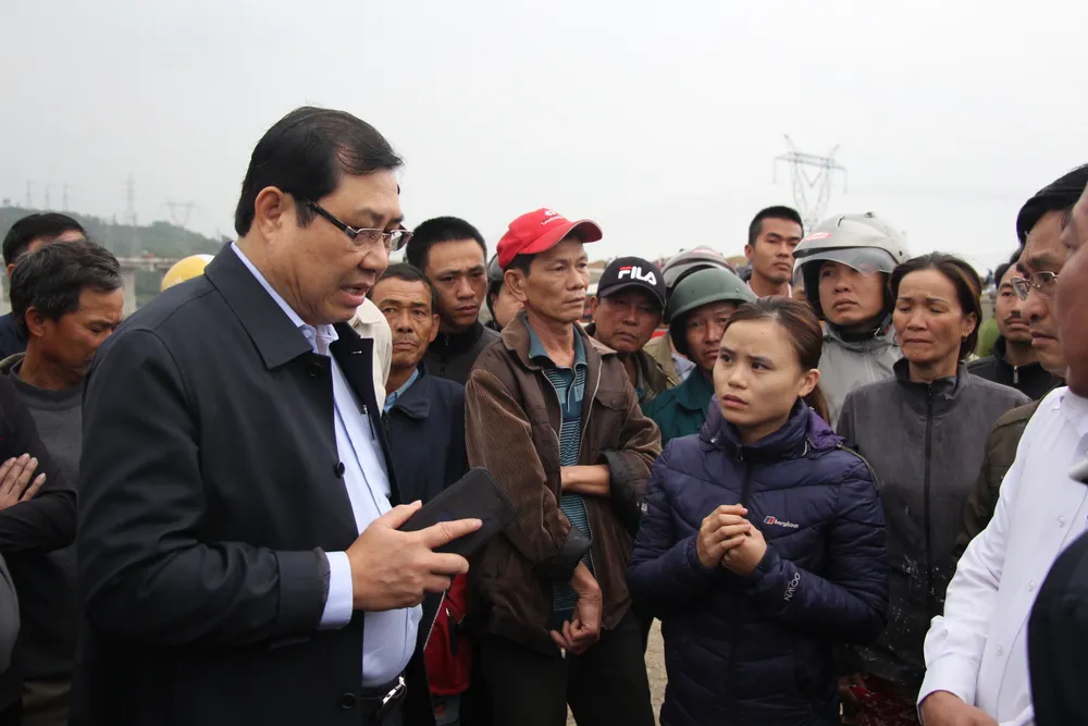 Lật xe chở công nhân về quê ăn Tết, 2 người chết, 15 người bị thương ảnh 5