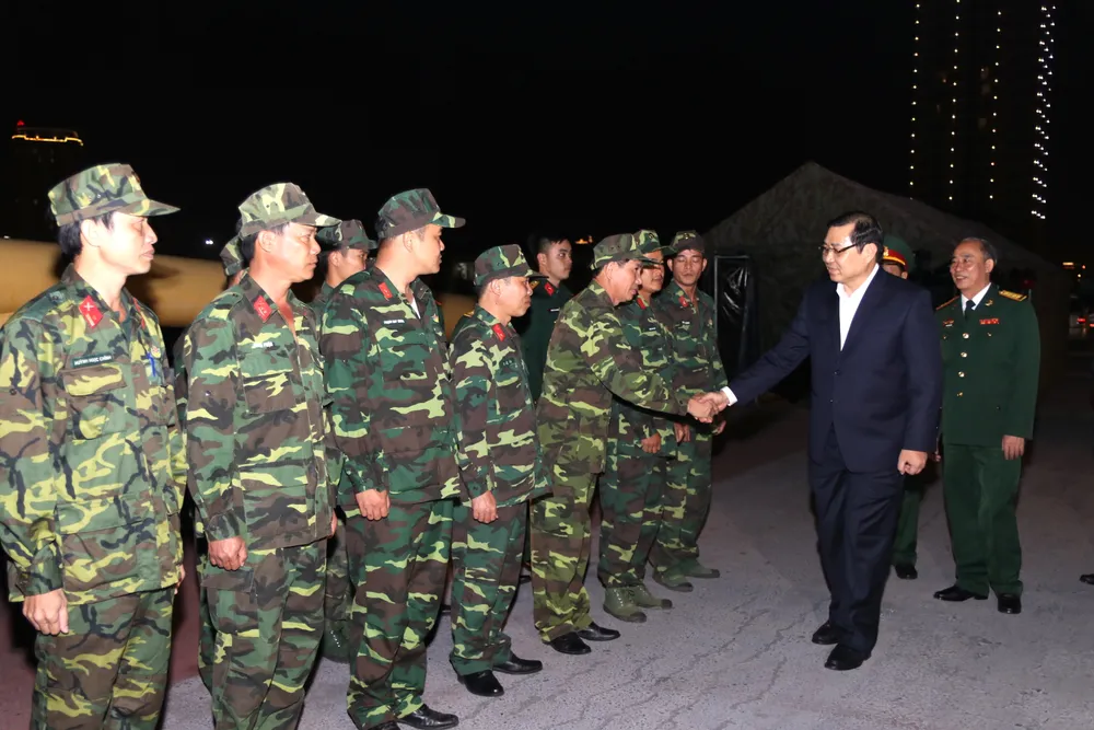 Lãnh đạo TP Đà Nẵng thăm và chúc tết các đơn vị “trực chiến” đêm giao thừa  ảnh 6