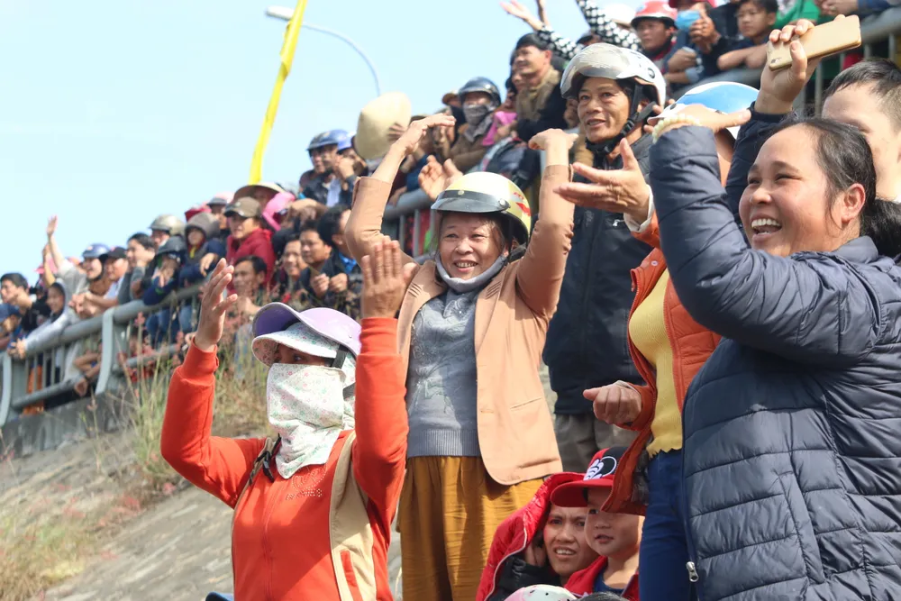 Xem đua thuyền đầu xuân trên sông Cu Đê  ảnh 2