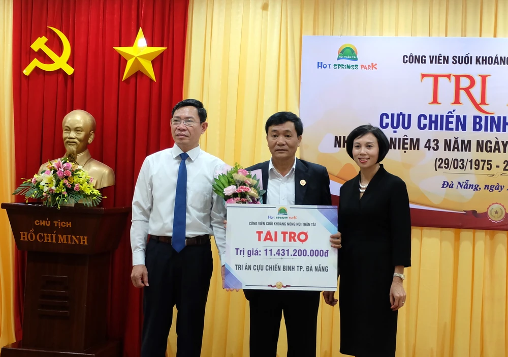 Đại diện Công ty CP DHC Suối Đôi trao bảng tài trợ cho Hội Cựu chiến binh TP Đà Nẵng 