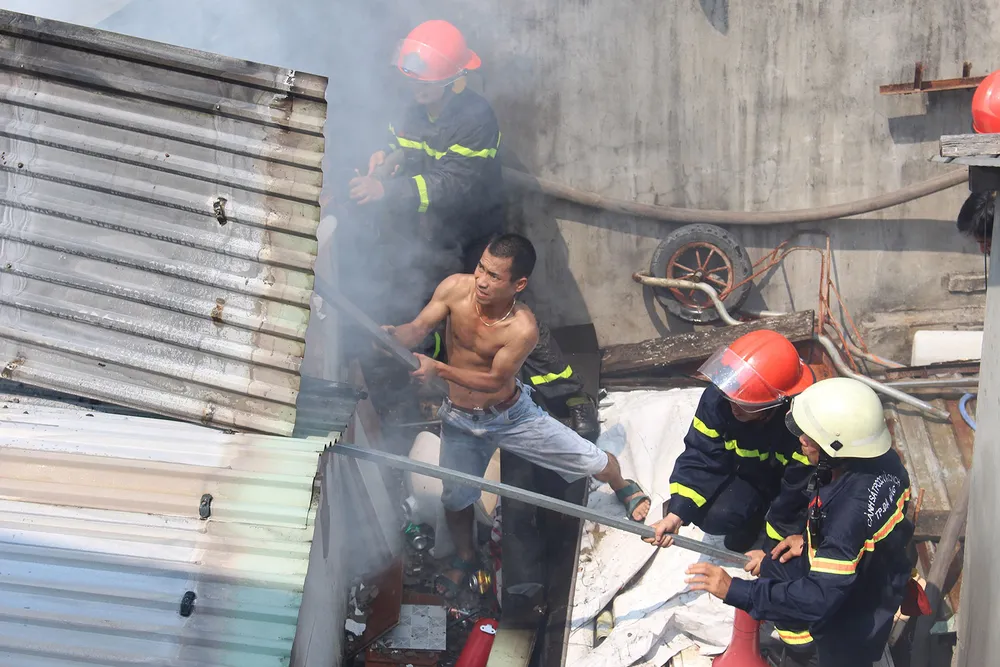 Kịp thời dập tắt đám cháy ở ngôi nhà vắng chủ  ảnh 3