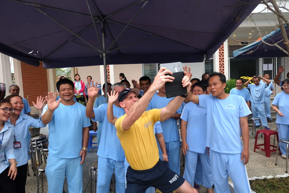 Thủy thủ tàu sân bay Hoa Kỳ thăm Trung tâm điều dưỡng người tâm thần  ảnh 7