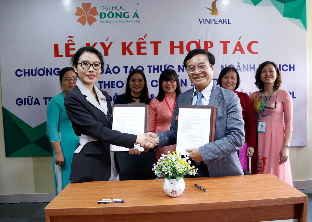 Trường Đại học Đông Á và Vinpearl ký kết thỏa thuận hợp tác chính thức về chương trình đào tạo thực nghiệp ngành Du lịch theo tiêu chuẩn 5 sao 