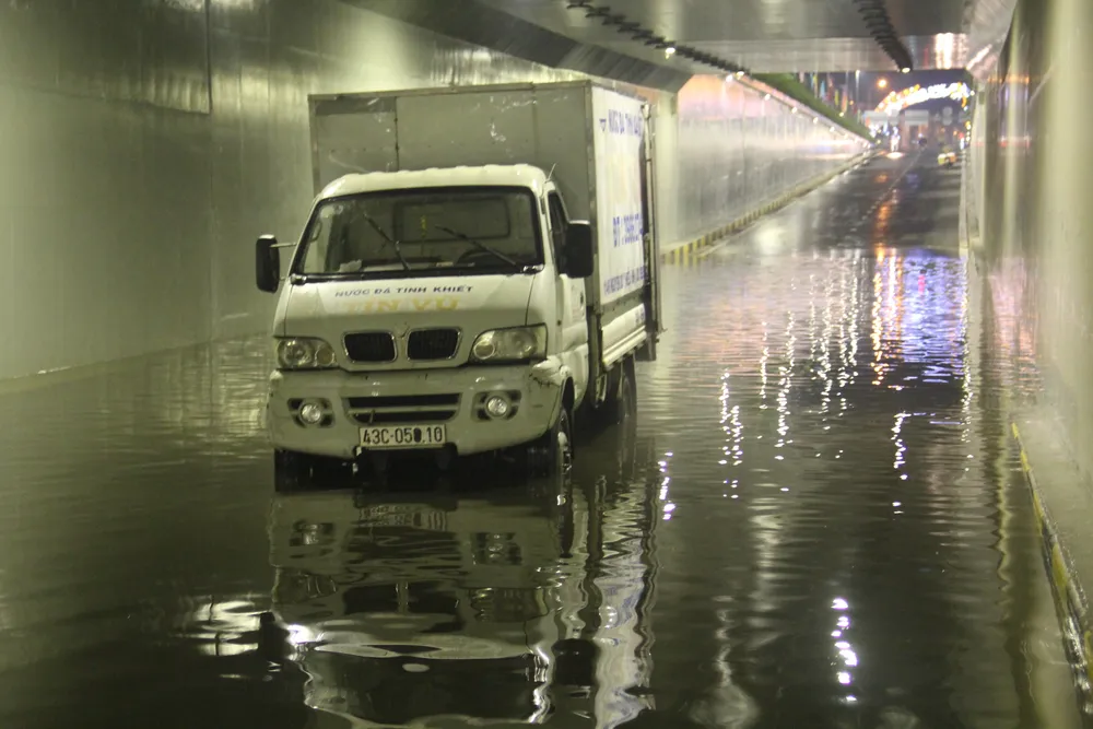Đà Nẵng: Hầm chui Điện Biên Phủ - Nguyễn Tri Phương ngập sâu trong nước  ảnh 4