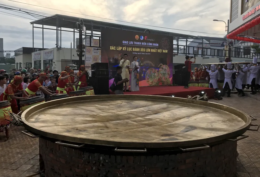 Xác lập kỷ lục bánh xèo lớn nhất Việt Nam tại Đà Nẵng ảnh 3