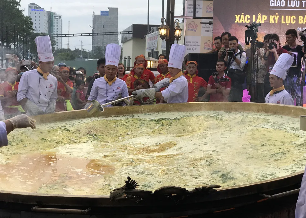 Xác lập kỷ lục bánh xèo lớn nhất Việt Nam tại Đà Nẵng ảnh 8