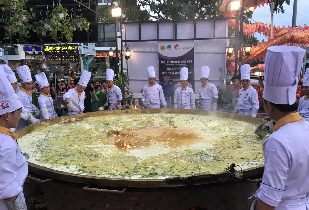 Xác lập kỷ lục bánh xèo lớn nhất Việt Nam tại Đà Nẵng ảnh 9