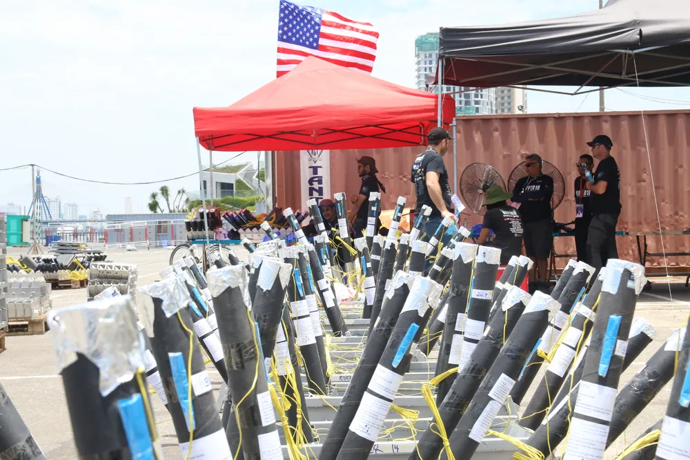 Xem “trận địa” pháo hoa của hai đội Mỹ - Pháp  ảnh 2